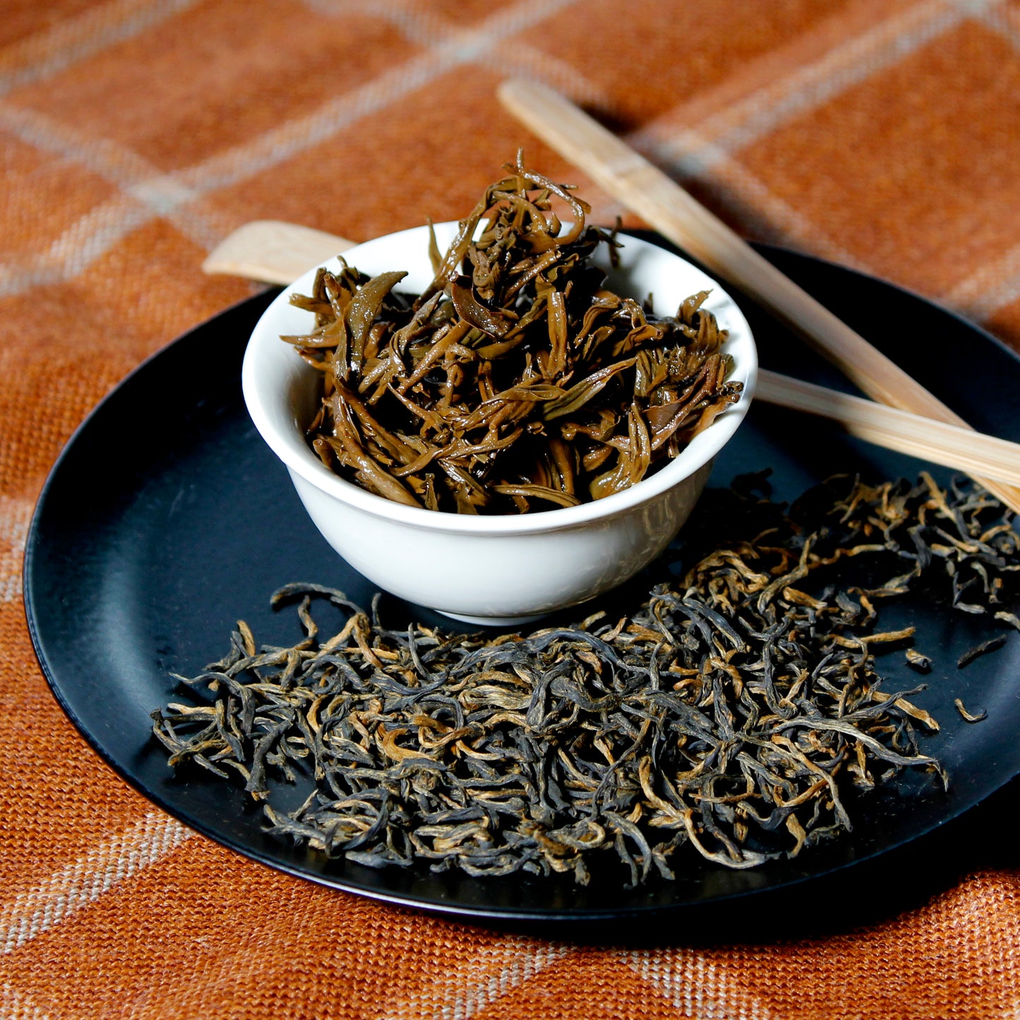 China Breakfast - wet leaves in a cup, dry leaves on a black plate. Tasting Notes:
bran • toasted walnut • rose
