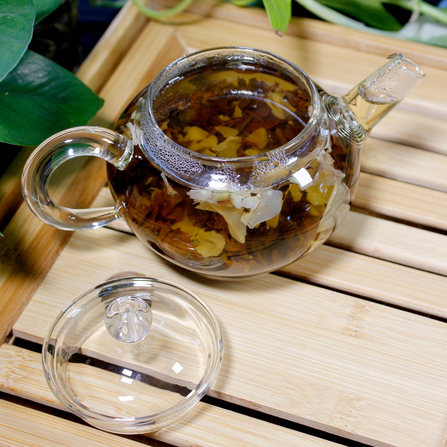 Duchess Grey - steeping in a glass teapot on a bamboo tray, plant in the background. Tasting Notes:
orange peel • vanilla bean • rose